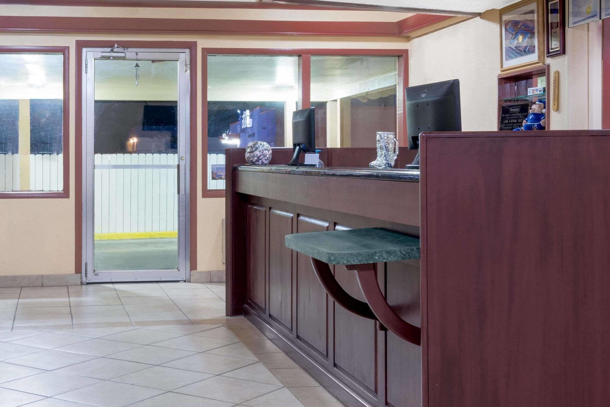 Travelodge By Wyndham Dodge City Kültér fotó