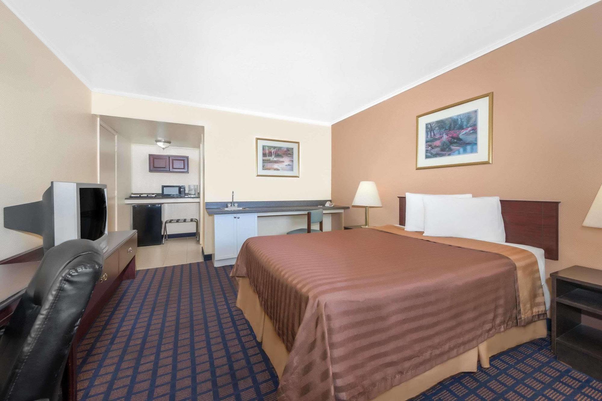 Travelodge By Wyndham Dodge City Kültér fotó